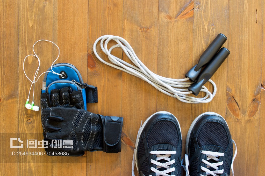 黑色桌子上的體育用品sports stuff on a dark table